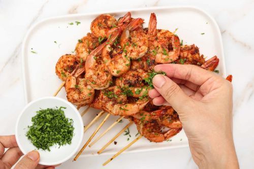 step 4: transfer the shrimp to a serving dish and sprinkle.